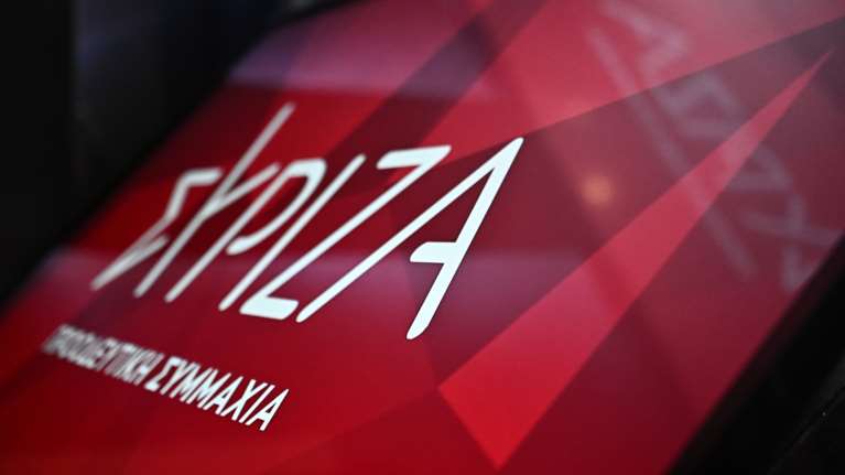 O ΣΥΡΙΖΑ κατέθεσε τροπολογία στη Βουλή για επαναφορά 13ου και 14ου μισθού στο Δημόσιο