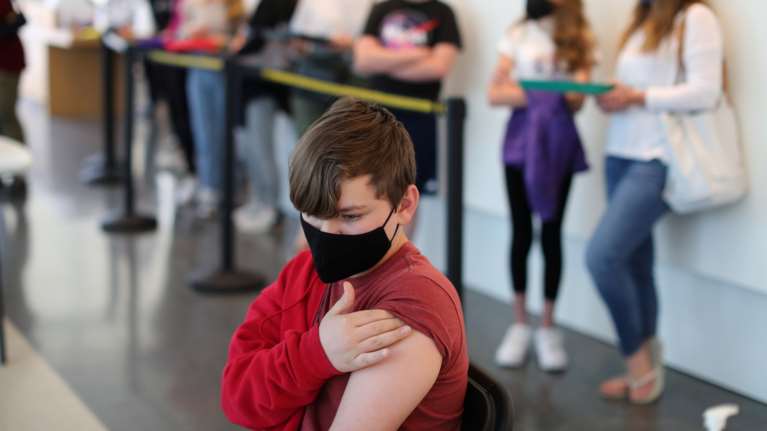 Το παράδειγμα των ΗΠΑ: Ξεκινούν οι εμβολιασμοί παιδιών 5-11 ετών - Τι πρέπει να ξέρουν οι γονείς