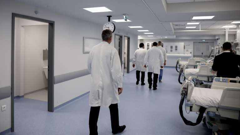 Τα δέκα μέτρα στον χώρο της υγείας: Από την κατ&#39; οίκον παράδοση φαρμάκων μέχρι το σύστημα tracker και τα κέντρα τραύματος