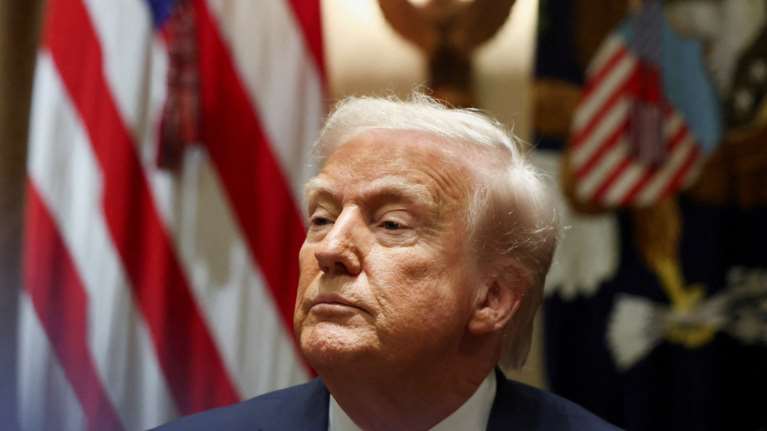 Ο Τραμπ ανακοινώνει δασμούς στα εισαγόμενα αυτοκίνητα - Πέφτουν οι μετοχές των αυτοκινητοβιομηχανιών