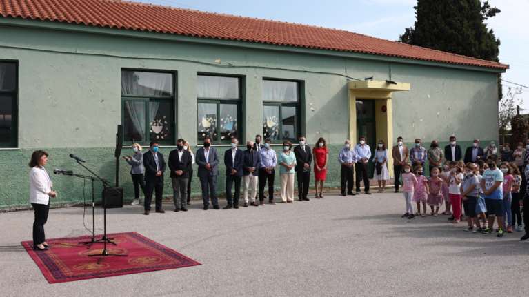 Στην πυρόπληκτη Αγία Άννα Ευβοίας η Σακελλαροπούλου: Ευτυχώς, είμαστε όλοι εδώ, γεροί και δυνατοί [εικόνες]