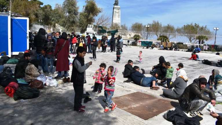 Καταυλισμός μεταναστών έγινε πάλι το λιμάνι της Μυτιλήνης [εικόνες]