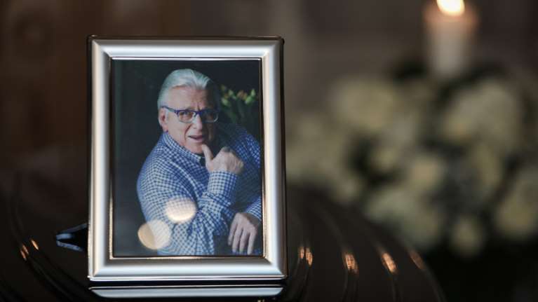 Κώστας Βουτσάς: Οι Έλληνες αποχαιρέτησαν τον αγαπημένο ηθοποιό [Βίντεο]