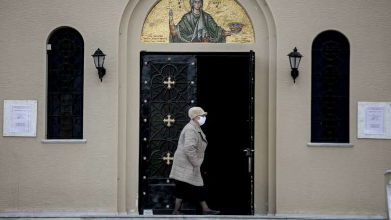 Αγνόησαν τα μέτρα και πήγαν εκκλησία - Μια σύλληψη, πρόστιμα και φωνές από τα μπαλκόνια [εικόνες+βίντεο]