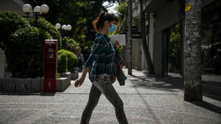 Κορονοϊός- Ερευνα: Τι θα είχε συμβεί αν δεν είχαν ληφθεί τα μέτρα- 12.500 κρούσματα και 225 νεκροί ημερησίως  [γράφημα]