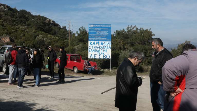 Μυτιλήνη: Mπλόκο νησιωτών στην περιοχή που θα γίνουν οι νέες δομές- Απέκλεισαν τους δρόμους με φορτηγά