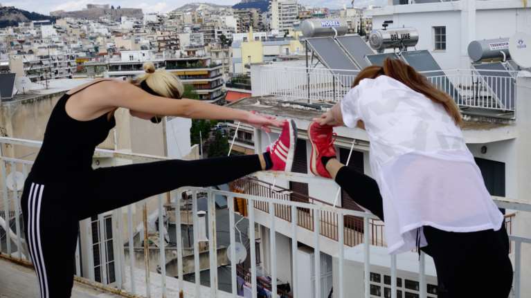 Η ζωή επί κορονοϊού: Γυμναστική και DJ στις ταράτσες, βόλτες σε δρόμους και παραλίες