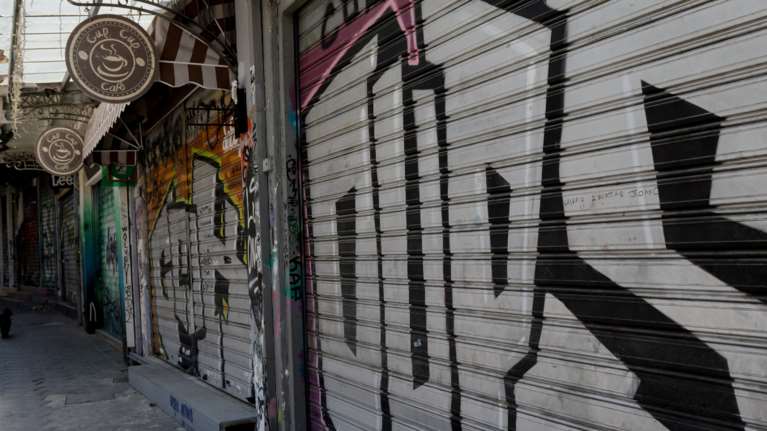 Πώς φτάσαμε στο σκληρό lockdown: Πολλαπλασιάζονται τα κρούσματα, λιγοστεύουν επικίνδυνα οι ΜΕΘ