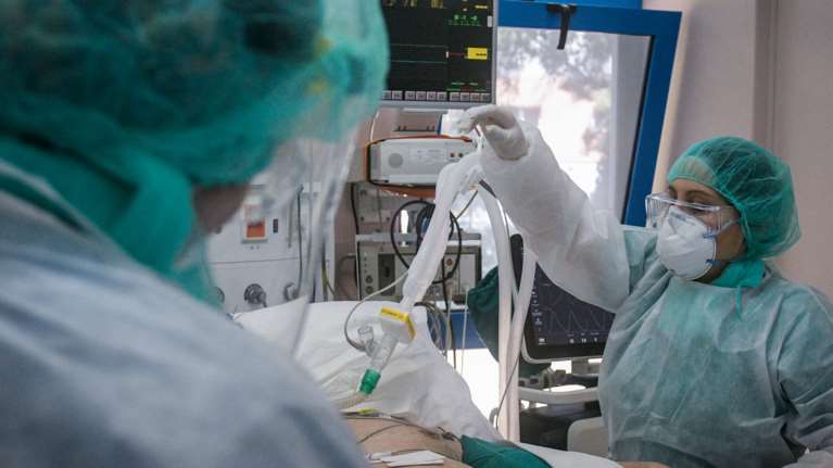 Δραματικές προβλέψεις καθηγητή του ΑΠΘ: Ξεχάστε τα Χριστούγεννα που ξέρατε - Οι ΜΕΘ θα γεμίσουν σε μερικές ημέρες