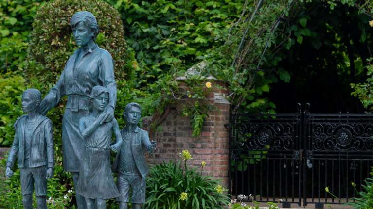 Το αποτυχημένο άγαλμα της πριγκίπισσας Νταϊάνα και οι κατώτεροι των προσδοκιών γιοι της