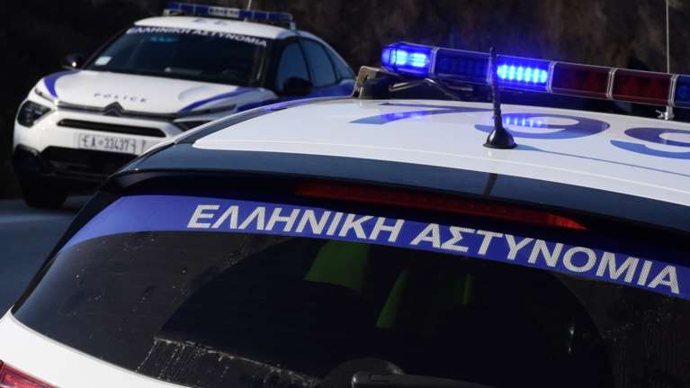 Τρόμος στο Ζεφύρι: Πυροβόλησε από το μπαλκόνι του έναν άντρα, αλλά πέτυχε ένα 5χρονο κοριτσάκι που έπαιζε