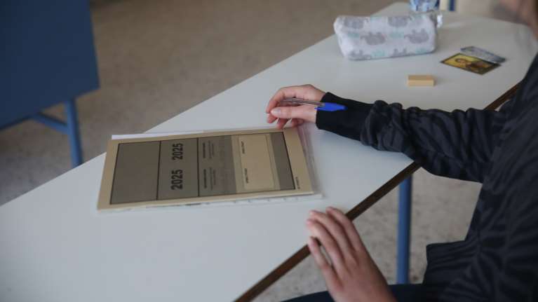 Πανελλήνιες 2025: Τα θέματα και οι απαντήσεις στη Νεοελληνική Γλώσσα και Λογοτεχνία