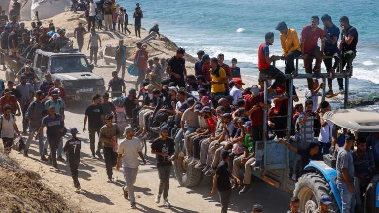 Συγκλονιστικό: Δείτε χιλιάδες Παλαιστίνιους να επιστρέφουν στη Γάζα μετά την εκεχειρία