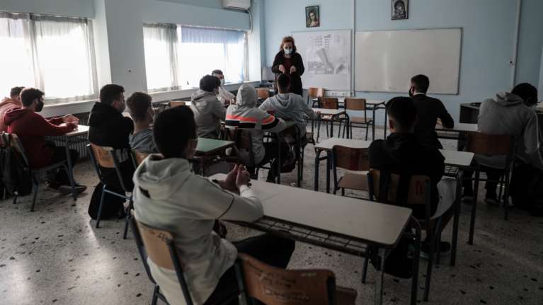Σχολεία: Προβληματισμός για το άνοιγμα από Σεπτέμβριο - Ανοιχτό το θέμα του υποχρεωτικού εμβολιασμού εκπαιδευτικών