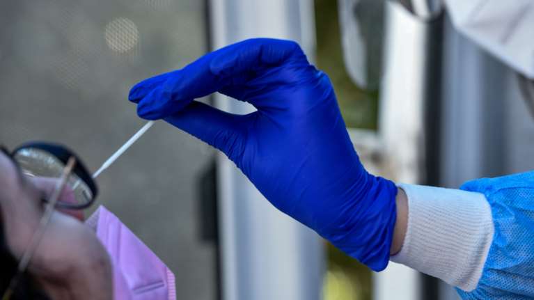 Καμπανάκι ΕΟΔΥ: Πολύ πιθανό νέο κύμα του κορονοϊού το φθινόπωρο, αλλά μάλλον δεν θα είναι η &quot;Κένταυρος&quot;