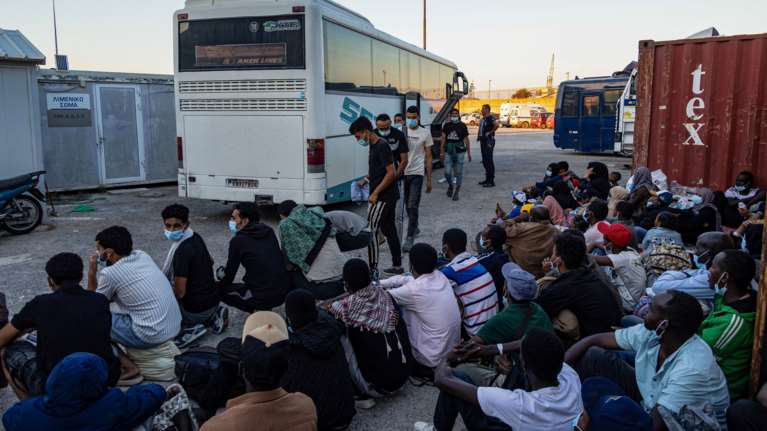 &quot;Κάντο όπως η Ελλάδα&quot;: Η Daily Mail επαινεί τη μεταναστευτική πολιτική της κυβέρνησης - Ζητάει το ίδιο και στη Βρετανία