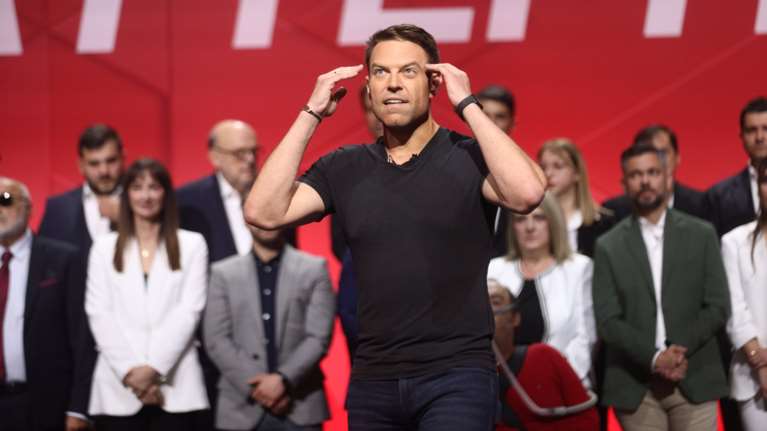 Ο Κασσελάκης κάνει περιοδείες με το τροχόσπιτο, αλλά ο Καρτερός στέλνει μήνυμα και προειδοποιεί