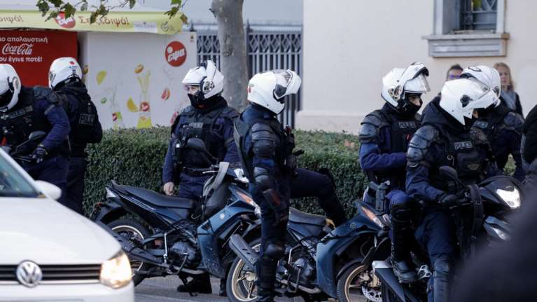 Νεκρή η 55χρονη που πυροβόλησαν με καραμπίνα μέσα σε ζαχαροπλαστείο της Θεσσαλονίκης