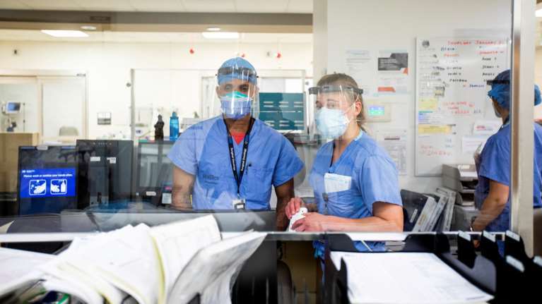 Χάνουμε ζωές γιατί δεν κάνουμε το εμβόλιο του κορονοϊού- Μόλις δύο εμβολιασμένοι από τους 378 που διασωληνώθηκαν