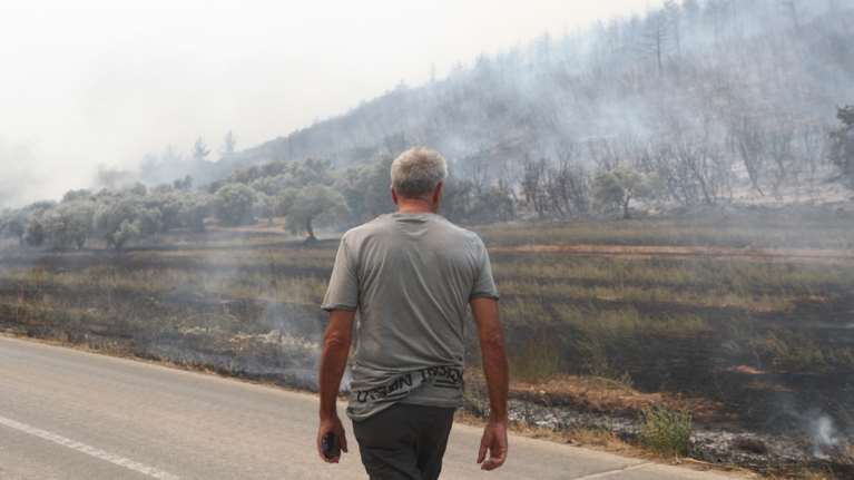 Γιατί δεν μπορεί να σβήσει η φωτιά στον Εβρο επί 13 ημέρες - Η απάντηση της πυροσβεστικής