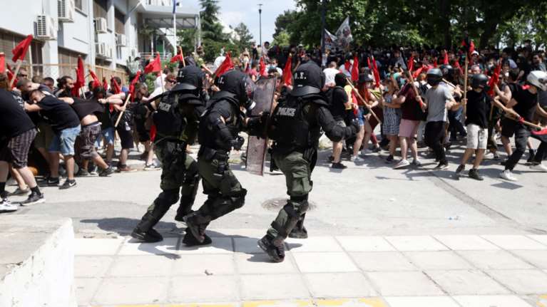 ΑΠΘ: Νέα σοβαρά επεισόδια - Πετροπόλεμος και χημικά - Τραυματίες δύο αστυνομικοί και τρεις δημοσιογράφοι [εικόνες - βίντεο]
