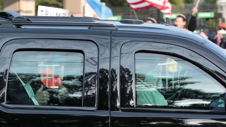 Κορονοϊός: Το πιο σύντομο εξιτήριο στην ιστορία της πανδημίας - Βγαίνει ο Τραμπ από το νοσοκομείο;