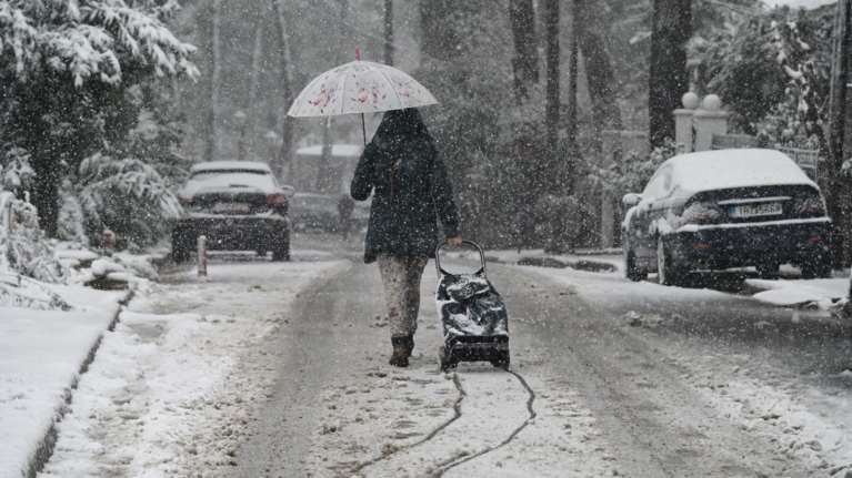 Επιμένει η κακοκαιρία Barbara: Χιονοπτώσεις στην Αττική ως το απόγευμα - Το νέο δελτίο της ΕΜΥ
