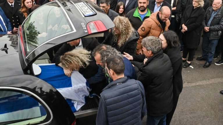 Αστρος: Η χήρα του λιμενικού αγκάλιαζε το φέρετρο στην κηδεία - Η Βουλή "υιοθετεί" το 8χρονο παιδί