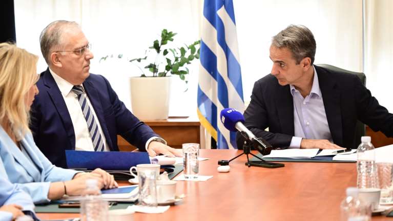 Τα τρία μέτρα κατά της ακρίβειας μετά τη σύσκεψη Μητσοτάκη με τον Θεοδωρικάκο - Παράταση για έξι μήνες