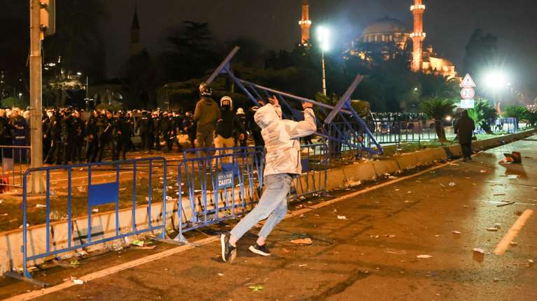 Εκρέμ Ιμάμογλου: Νύχτα ταραχών στην Κωνσταντινούπολη - Δακρυγόνα και πλαστικές σφαίρες κατά διαδηλωτών [εικόνες]