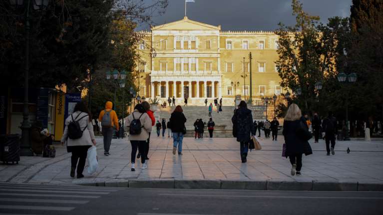 Στα σκαριά νέο έκτακτο επίδομα πριν τις γιορτές - Τι θα γίνει με πετρέλαιο θέρμανσης και μειωμένο ΦΠΑ