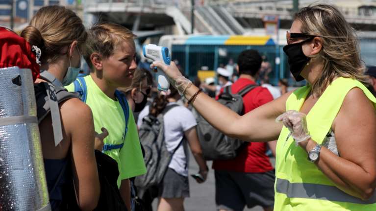 Με αρνητικά τεστ και πιστοποιητικό εμβολιασμού το Σαββατοκύριακο σε νησιά και περιφέρεια: Όλα τα μέτρα που θα ισχύσουν