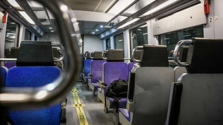 Αποφεύγουν τα πρώτα βαγόνια οι επιβάτες - Ξανά στις ράγες τρένα και Προαστιακός [εικόνες - βίντεο]