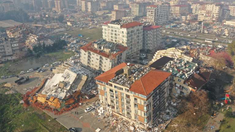 Ανάλυση: Οι πολιτικές επιπτώσεις του σεισμού στην Τουρκία- Το αβέβαιο μέλλον του Ερντογάν και η βοήθεια της Ελλάδας