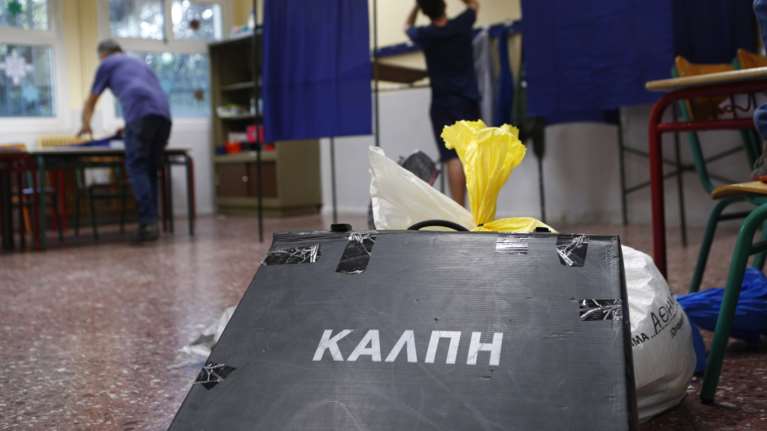 Δημοσκόπηση Interview:  Ποιοι υποψήφιοι ευρωβουλευτές προηγούνται - Το εκλογικό εύρος των κομμάτων