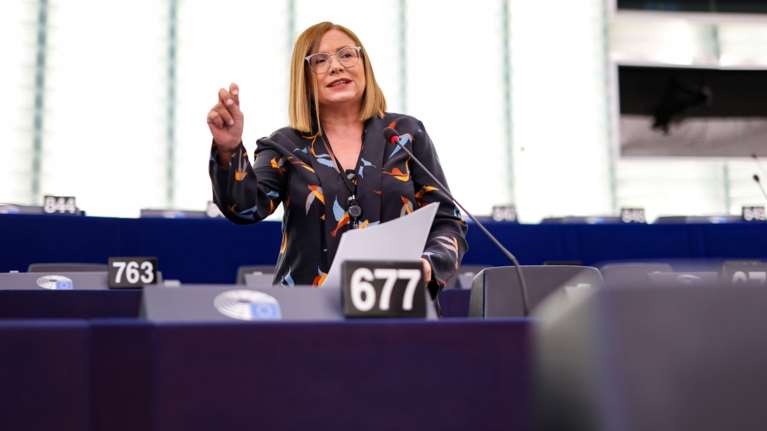 Μαρία Σπυράκη: Πλήρωσε τα 21.240 ευρώ που είχε πάρει ο συνεργάτης της ως επίδομα και του έστειλε εξώδικο