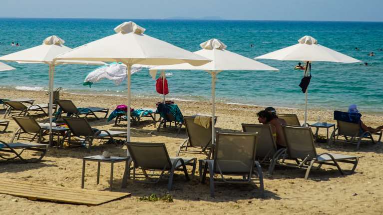 &quot;Απελευθέρωσαν&quot; 5.000 τ.μ. παραλίας από τις ομπρέλες σε Πάρο και Αντίπαρο- Στο αυτόφωρο 18 επιχειρηματίες