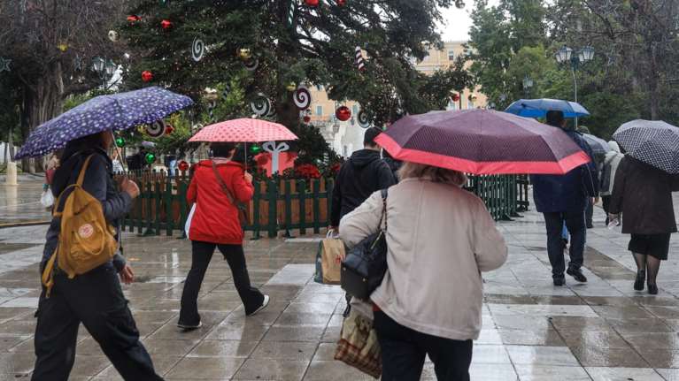 Καιρός: Βροχές και καταιγίδες σήμερα - Λευκά Χριστούγεννα και τσουχτερό κρύο βλέπει ο Κολυδάς [βίντεο]