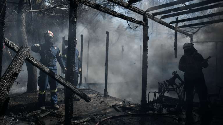 Εικόνες καταστροφής από τη μεγάλη φωτιά στην Πεντέλη: Σπίτια και αυτοκίνητα παραδόθηκαν στις φλόγες