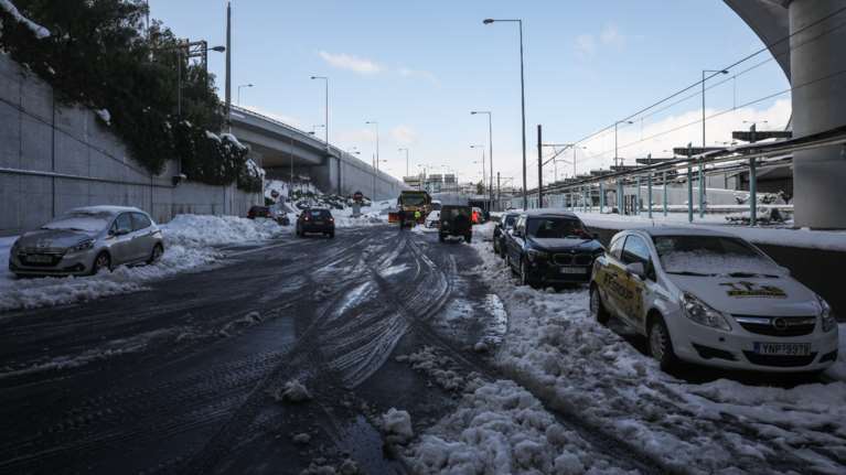 Κακοκαιρία &quot;Ελπίς&quot;: Οι 20 δρόμοι της Αττικής που είναι κλειστοί - Πού χρειάζονται αλυσίδες