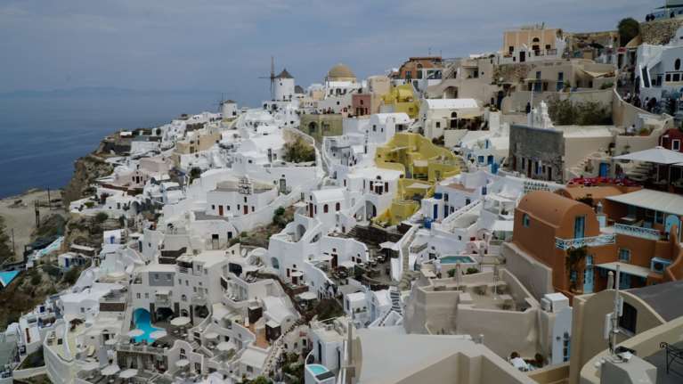Φωτιά στις τιμές των ακινήτων: Σε ποια νησιά και περιοχές της Αττικής έσπασαν το φράγμα των 2.000 ευρώ ανά τ.μ.