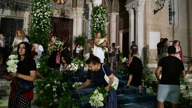 Γάμος Θεοδώρας: Ετρεξαν να πάρουν τα λουλούδια της νυφικής διακόσμησης μετά την τελετή - Περίμεναν ώρες έξω από τη Μητρόπολη