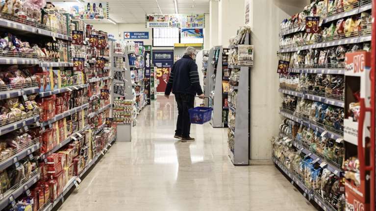 Τα μισά χρήματα ενός νοικοκυριού πηγαίνουν σε ενοίκιο, τρόφιμα και βενζίνη- Πώς ο πληθωρισμός ροκανίζει τα εισοδήματα