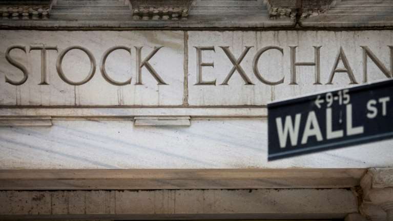 Σαρωτικό το παγκόσμιο ξεπούλημα στις αγορές μετά τους δασμούς Τραμπ - Βουτιά 5,1% στο χρηματιστήριο της Αθήνας