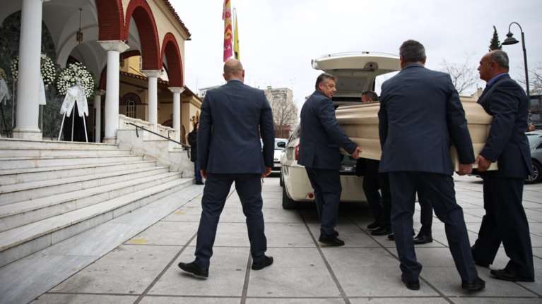 Η Λάρισα αποχαιρέτησε τον Βασίλη Καλογήρου - &quot;Να έχετε ευλογία&quot;, είπε η μητέρα του [εικόνες]