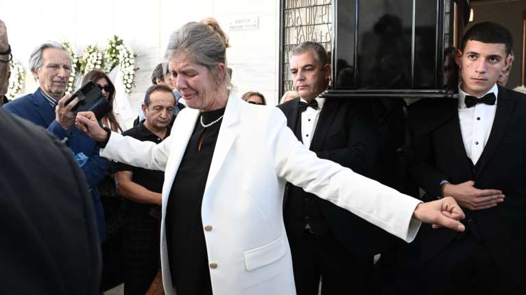Κηδεία Σπύρου Φωκά: Η συγκλονιστική στιγμή που η σύζυγός του τον αποχαιρετά με το ζεϊμπέκικο που έγραψε ο ηθοποιός