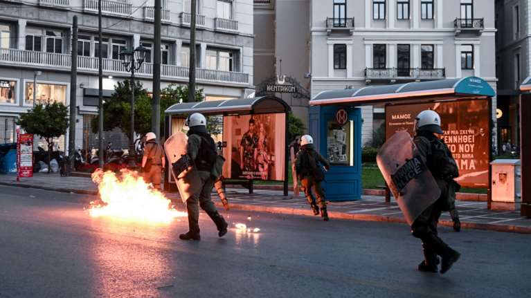 Επεισόδια στο κέντρο της Αθήνας: Μολότοφ και χημικά στην πορεία για το ναυάγιο στην Πύλο [Εικόνες - Βίντεο]
