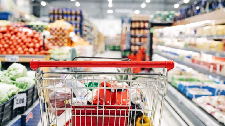 Γιατί δεν πέφτουν οι τιμές στα τρόφιμα ενώ ο πληθωρισμός αποκλιμακώνεται