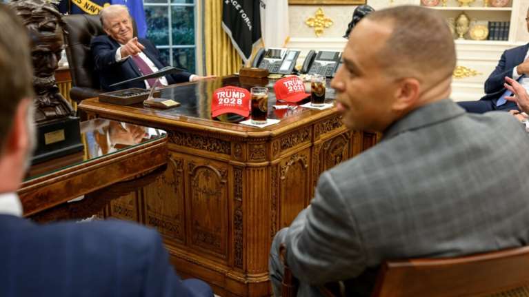 Λίγο μετά το κυβερνητικό shut down, ο Τραμπ τρολάρει τους Δημοκρατικούς με προεκλογικά καπελάκια για το ...2028