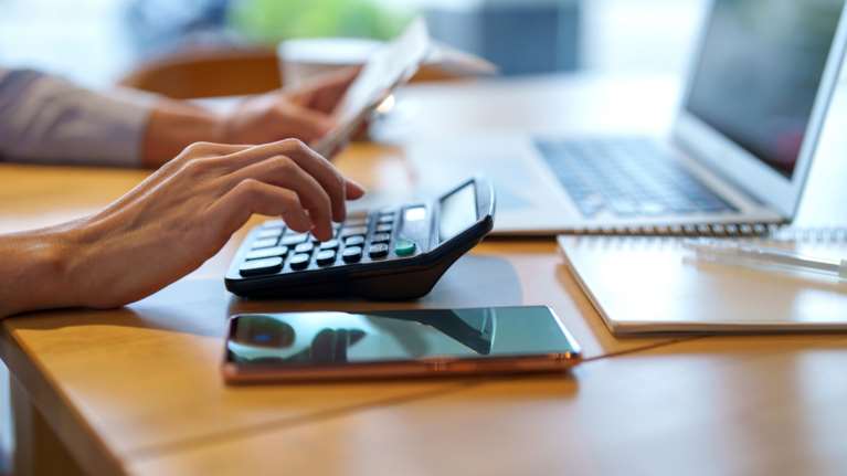 Αλλάζει το &quot;ημερολόγιο&quot; της εφορίας: Πότε πληρώνουμε ΕΝΦΙΑ, τέλη κυκλοφορίας και φόρο εισοδήματος